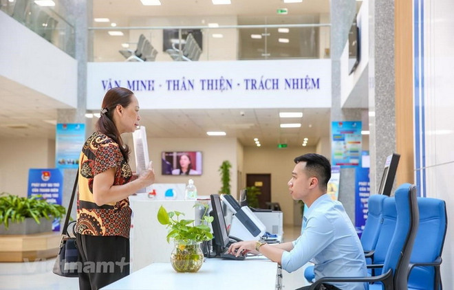 Giải quyết các thủ tục hành chính cho người dân. (Ảnh minh hoạ: Minh Sơn/Vietnam+) Cải cách tổ chức bộ máy hành chính Nhà nước đạt những kết quả nổi bật ảnh 3