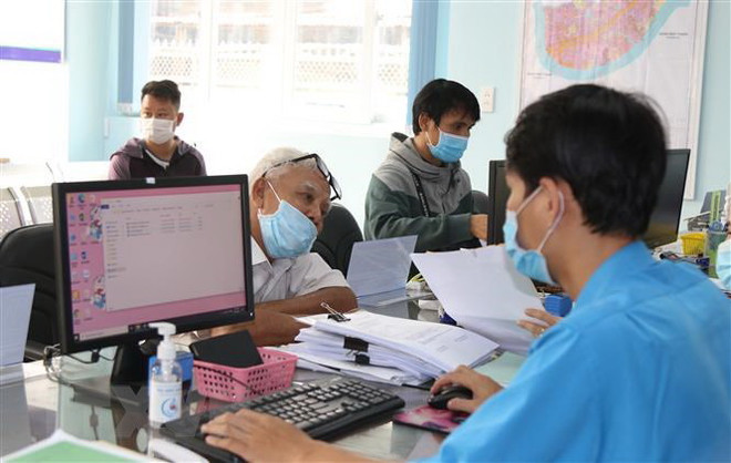 Cán bộ UBND phường Hiệp Bình Chánh, thành phố Thủ Đức, Thành phố Hồ Chí Minh giải quyết hồ sơ cho người dân. (Ảnh: Xuân Tình/TTXVN) Cải cách tổ chức bộ máy hành chính Nhà nước đạt những kết quả nổi bật ảnh 2