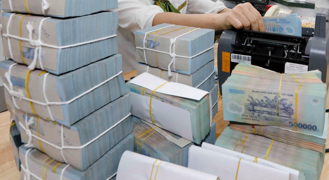 Khách hàng giao dịch tại Vietcombank chi nhánh Vĩnh Phúc. (Ảnh: Trần Việt/TTXVN) ttxvn-ngan-hang-nha-nuoc-chi-dao-co-cau-lai-thoi-han-tra-no-va-giu-nguyen-nhom-no-4895.jpg