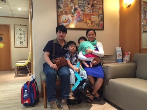 Lo ngại thiếu vắcxin, các gia đình "đua nhau" đưa con sang Singapore ảnh 1