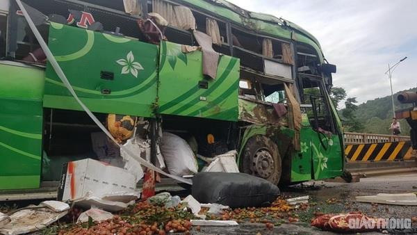 Xe khách lao xuống sông tại Thanh Hóa: 2 người chết, 8 người bị thương ảnh 1