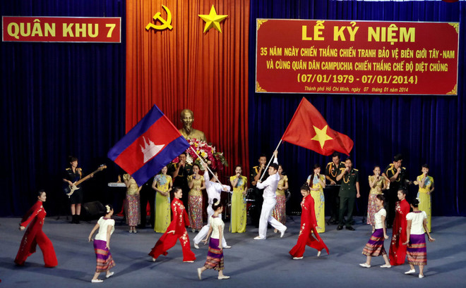 Đoàn nghệ thuật Quân khu 7 trình diễn chào mừng lễ kỷ niệm. (Ảnh: Thế Anh/TTXVN) Quân khu 7 kỷ niệm 35 năm chiến thắng chế độ Pol Pot ảnh 1