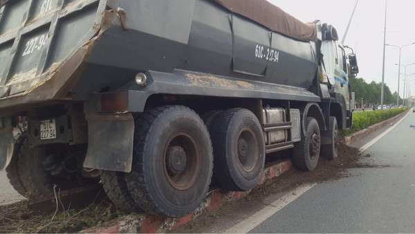 Bình Dương: Xe ben đi trong thành phố gây tai nạn chết người ảnh 1