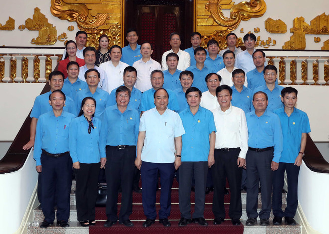 Thủ tướng Nguyễn Xuân Phúc làm việc với lãnh đạo chủ chốt của Tổng Liên đoàn Lao động Việt Nam. (Ảnh: Thống Nhất/TTXVN) Giải quyết các vấn đề cấp thiết liên quan trực tiếp người lao động ảnh 2