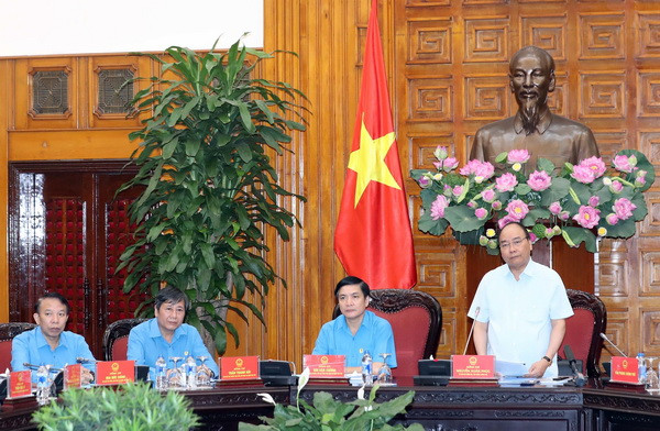 Thủ tướng Nguyễn Xuân Phúc phát biểu tại buổi làm việc. (Ảnh: Thống Nhất/TTXVN) Giải quyết các vấn đề cấp thiết liên quan trực tiếp người lao động ảnh 1