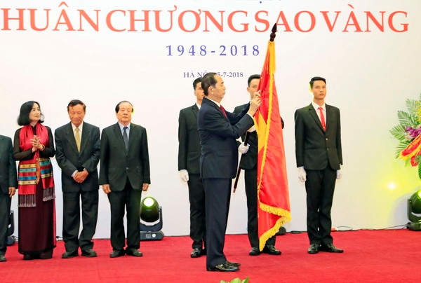 Liên hiệp các Hội Văn học Nghệ thuật đón Huân chương Sao vàng ảnh 1