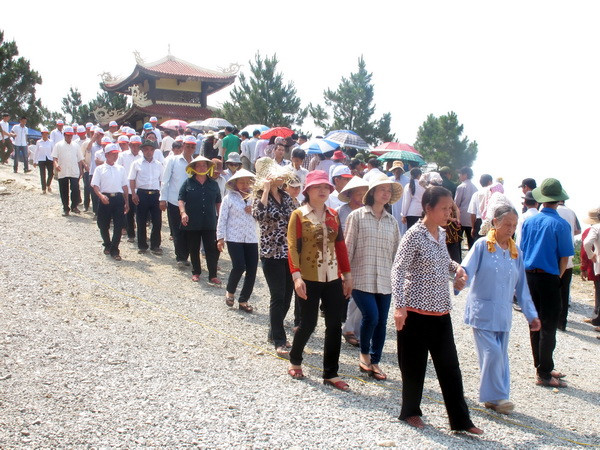 Hội Cựu chiến binh trồng cây ở khu mộ Tướng Võ Nguyễn Giáp ảnh 1