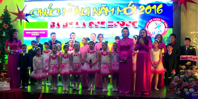 Ấm áp đêm nhạc "Ba mẹ là quê hương" của thiếu nhi Việt ở Séc ảnh 1