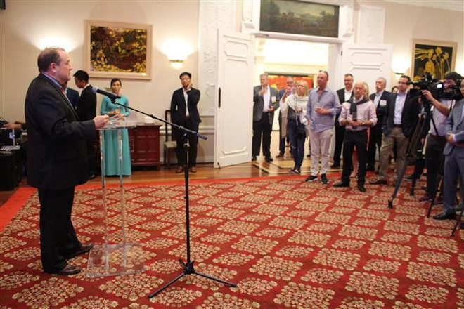 Giao lưu Thủy sản và Thương mại với các hội viên Viện Thủy sản Mỹ ảnh 2