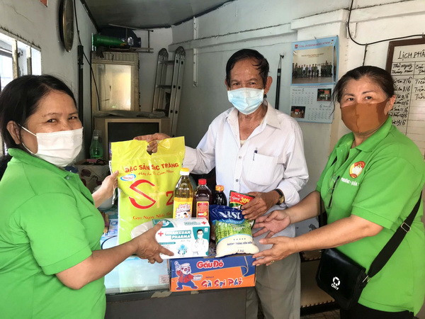 Bên cạnh việc chi hỗ trợ theo chính sách, người dân còn được nhận nhiều phần quà thiết yếu. (Ảnh: Thanh Vũ/TTXVN) TP.HCM: Tăng cường giám sát đảm bảo chính sách an sinh cho người dân ảnh 1