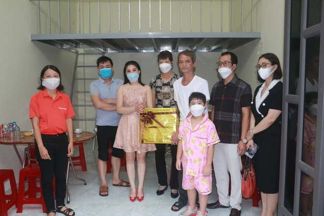 Đại diện các nhà hảo tâm trao quà và bàn giao nhà mới cho gia đình anh Lương Thanh Hà. (Ảnh: Nguyễn Lành/TTXVN) Hỗ trợ xây nhà mới cho người cứu cháu bé rơi từ tầng 2 xuống ảnh 1