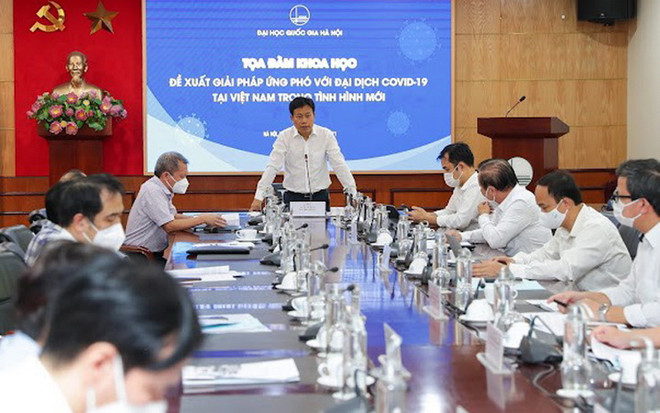 Tại buổi tọa đàm, các chuyên gia, nhà khoa học đã phân tích bối cảnh, bài học kinh nghiệm trong và ngoài nước trong phòng, chống dịch COVID-19. (Nguồn: nhandan) Ứng phó với dịch: Không cào bằng các giải pháp cho tất cả địa phương ảnh 1