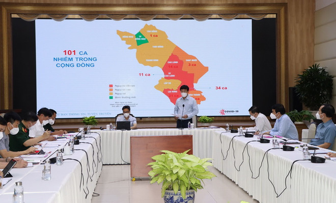 Phó Thủ tướng Vũ Đức Đam làm việc với lãnh đạo tỉnh Đồng Tháp về phòng chống dịch. (Ảnh: Nguyễn Văn Trí/TTXVN) Phó Thủ tướng: Phương châm là phát hiện nhanh, dập dịch từ ban đầu ảnh 1
