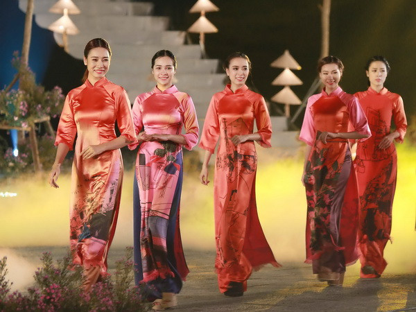 TP. HCM khai mạc Lễ hội Áo dài trên Phố đi bộ Nguyễn Huệ ảnh 1