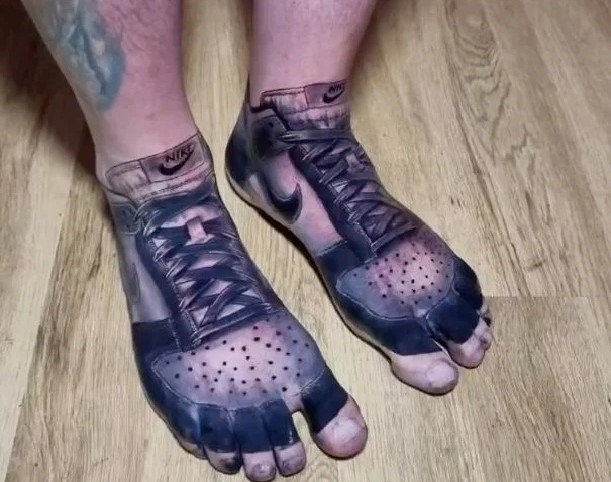 Người đàn ông gây sốc vì xăm hình giày thể thao “xịn” lên chân ảnh 1