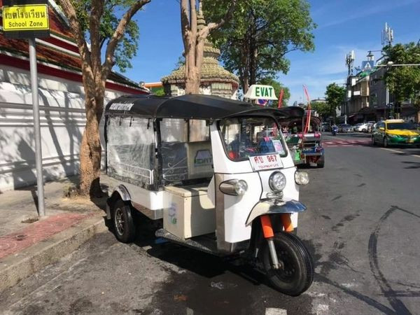 Thái Lan ra mắt xe tuk-tuk điện có vách cách ly phòng COVID-19 ảnh 1