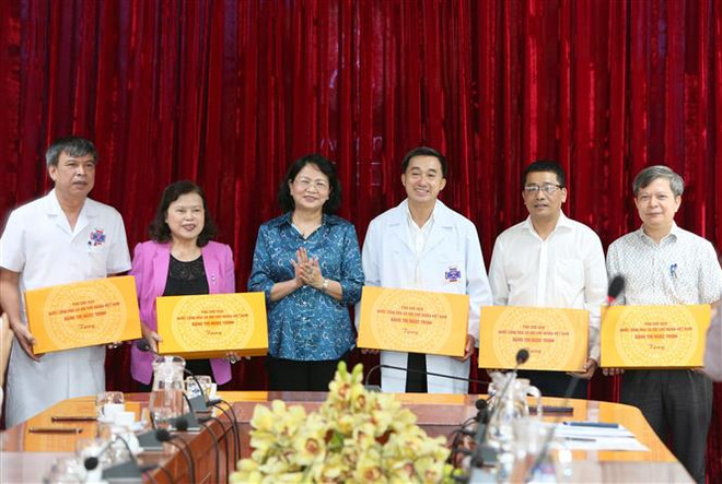 Phó Chủ tịch nước thăm và tặng quà bệnh nhi ung thư tại Bệnh viện K ảnh 2