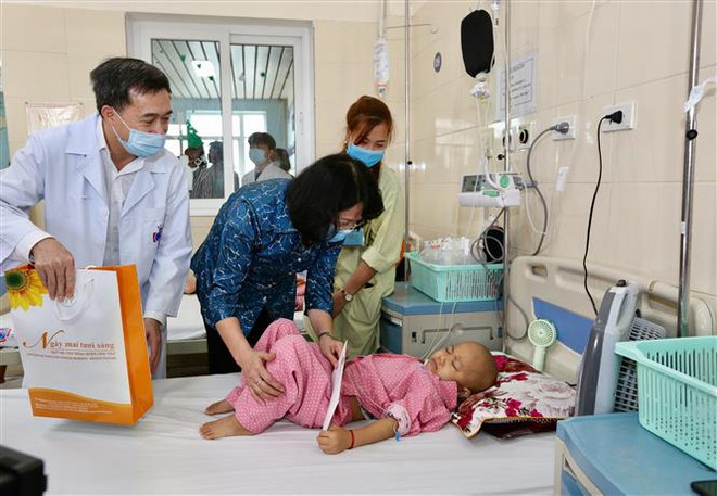 Phó Chủ tịch nước thăm và tặng quà bệnh nhi ung thư tại Bệnh viện K ảnh 1