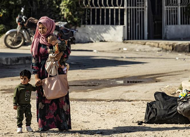 Người dân Syria tới thành phố Tal Tamr, ngoại ô Hasakeh, sau khi phải rời bỏ nhà cửa tránh chiến sự tại thị trấn Ras al-Ain. (Ảnh: AFP/TTXVN) Chính phủ Syria đặt cược vào người giàu để khôi phục nền kinh tế ảnh 2