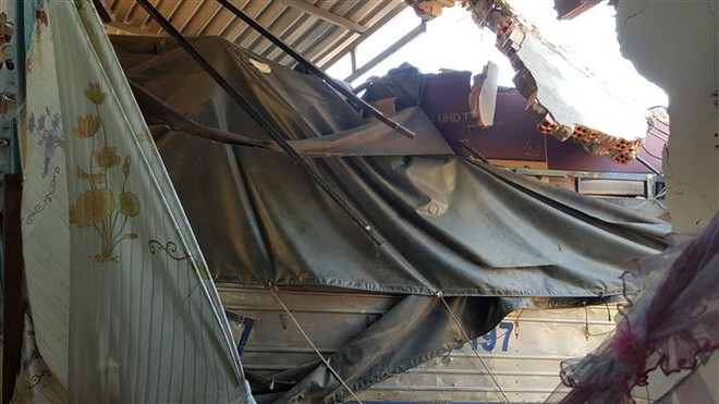 Xe tải tông sập nhà dân, 5 người trong gia đình may mắn thoát chết ảnh 2