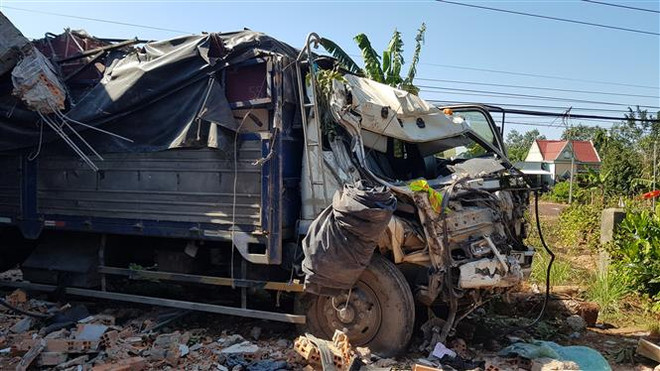 Xe tải tông sập nhà dân, 5 người trong gia đình may mắn thoát chết ảnh 1