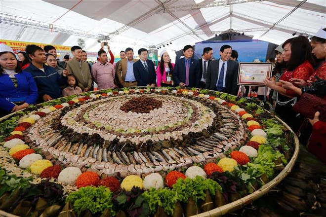 Xác lập kỷ lục mâm cỗ lá đặc sắc và lớn nhất Việt Nam ảnh 1