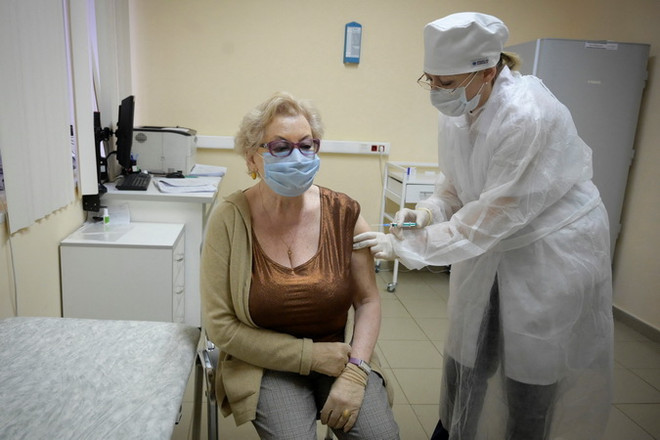 Tiêm vaccine ngừa COVID-19 cho người dân tại Moskva, Nga. (Ảnh: AFP/TTXVN) Số ca nhiễm mới COVID-19 tại Nga trong 1 ngày lại vượt hơn 10.000 ảnh 1