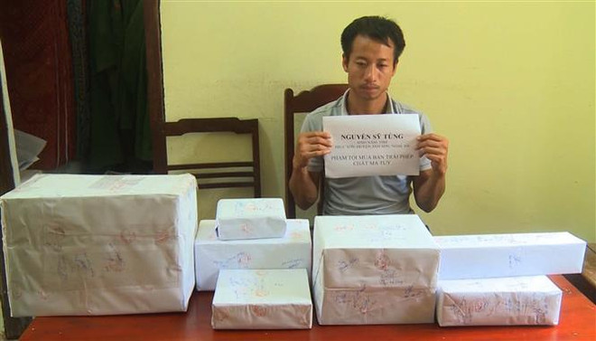 Bắt giữ 2 đối tượng vận chuyển 2kg ma túy tổng hợp cùng 10 bánh heroin ảnh 1