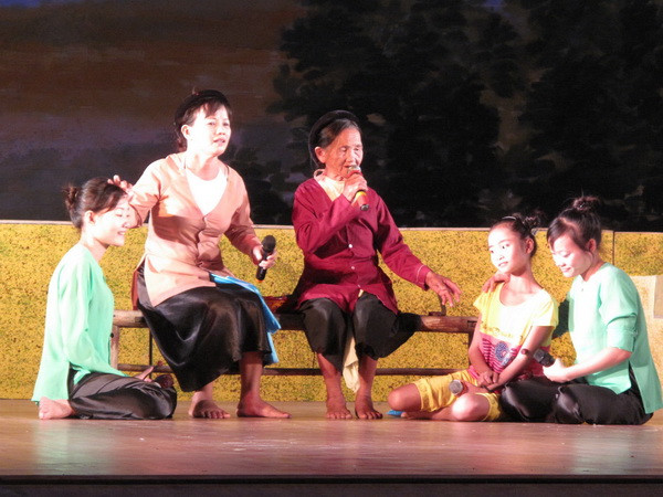 Hát ví giặm. (Ảnh: Nguyễn Văn Nhật/TTXVN) Chuyên gia UNESCO tham gia sinh hoạt hát Ví giặm ở Hà Tĩnh ảnh 1