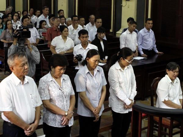 Các bị cáo tại phiên tòa sơ thẩm. (Ảnh: Hoàng Hải/TTXVN) Đề nghị hủy một phần án sơ thẩm vụ tham nhũng tại Vifon ảnh 1