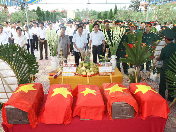 Quy tập hài cốt liệt sỹ. (Ảnh: Hồ Cầu/TTXVN) Đắk Nông: Triển khai tìm kiếm và quy tập hài cốt liệt sỹ ảnh 1