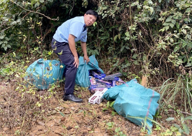 Hải quan Gia Lai phát hiện hơn 1.200 gói thuốc lá lậu vô chủ ảnh 1