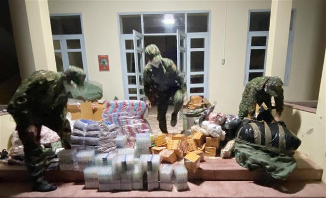 An Giang: Bắt giữ lượng lớn mỹ phẩm, nước hoa nhãn hiệu nước ngoài ảnh 1