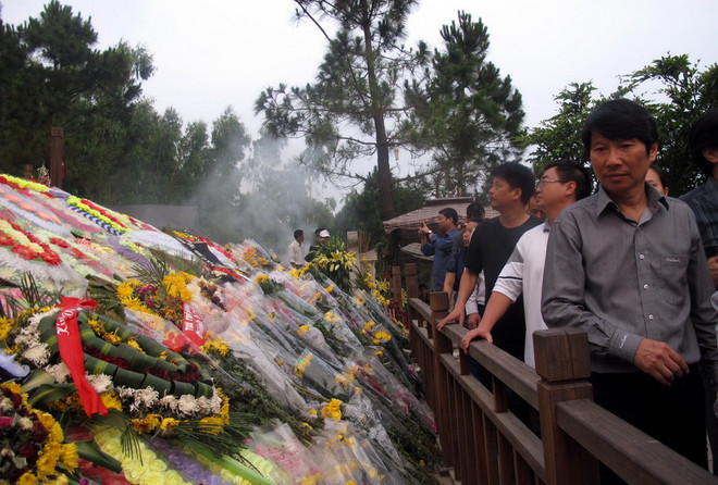 Nhiều người dân đến viếng mộ Đại tướng Võ Nguyên Giáp dịp Tết ảnh 1