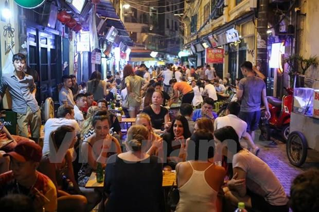 Các quán ăn trong phố cổ tấp nập vào tối cuối tuần. (Ảnh: Minh Sơn/Vietnam+) Hà Nội nhân rộng mô hình tuyến phố an toàn thực phẩm có kiểm soát ảnh 2