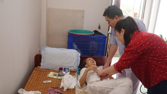 Bác sỹ bệnh viện Ung bướu Thành phố Hồ Chí Minh khám bệnh tại nhà cho bệnh nhân ung thư tại quận 2. (Ảnh: Đinh Hằng/TTXVN) Dịch vụ chăm sóc tại nhà cho bệnh nhân ung thư: Giảm nhẹ nỗi đau ảnh 1