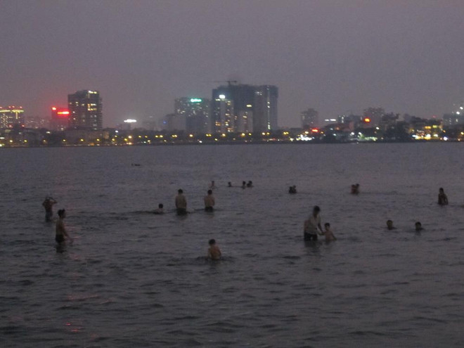 Cảnh báo nguy hiểm ở các bãi tắm tự phát tại thủ đô Hà Nội ảnh 3