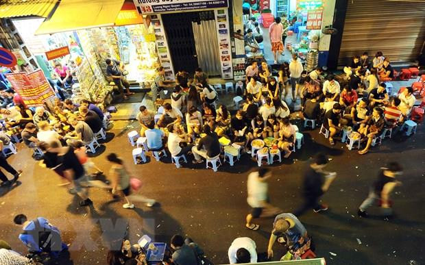 Phố cổ Hà Nội tấp nập vào tối cuối tuần. (Ảnh: Minh Đức/TTXVN) Hà Nội nhân rộng mô hình tuyến phố an toàn thực phẩm có kiểm soát ảnh 1