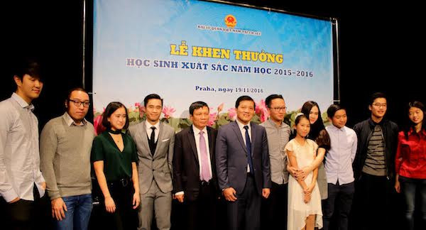 Đại sứ Trương Mạnh Sơn (đứng giữa) cùng với một số gương mặt trẻ tiêu biểu. (Ảnh: Trần Quang Vinh/Vietnam+) Thế hệ trẻ người Việt tại Séc tiếp nối truyền thống tôn sư trọng đạo ảnh 1