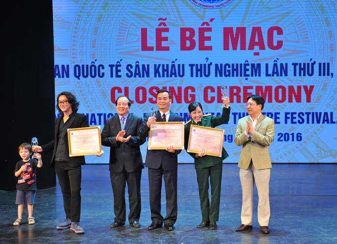 Ban Tổ chức trao huy chương Vàng cho ba vở diễn xuất sắc nhất thuộc về Nhà hát Kịch Việt Nam, đoàn Trung Quốc và đoàn Nhật Bản. (Ảnh: Minh Đức/TTXVN) Sân khấu thử nghiệm Việt Nam giành tới 17 huy chương Vàng ảnh 1