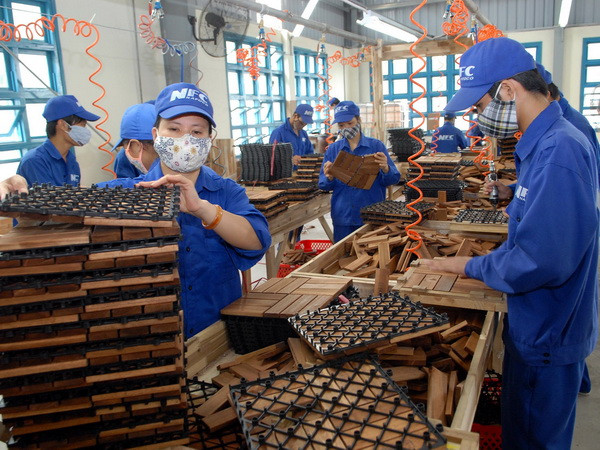 Dây chuyền sản xuất đồ gỗ xuất khẩu. (Ảnh : Danh Lam/TTXVN) Hiệp định EVFTA mang đến cơ hội cho cả Việt Nam và EU ảnh 1