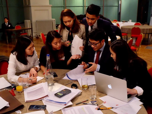 Thảo luận nhóm sôi nổi tại cuộc thi ICAEW - Chiến lược kinh doanh 2016. (Ảnh: Đặng Phương Chi/Vietnam+) Sinh viên Việt Nam tại Anh trổ tài về chiến lược kinh doanh ảnh 1