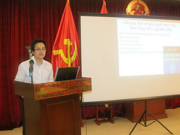 Tiến sỹ Vũ Hải Đăng tại buổi nói chuyện. (Ảnh: Hoàng Nhương/Vietnam+) Đại sứ quán Việt Nam tại Malaysia nói chuyện về tình hình Biển Đông ảnh 1