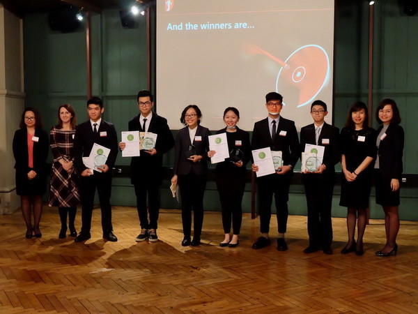 Trao giải cho đội giành chiến thắng tại ICAEW - Chiến lược kinh doanh. (Ảnh: Đặng Phương Chi/Vietnam+) Sinh viên Việt Nam tại Anh trổ tài về chiến lược kinh doanh ảnh 3