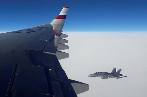 Chiếc máy bay F/A-18 của Thuỵ Sĩ áp sát máy bay của Nga. (Nguồn: Reuters) Thụy Sĩ lên tiếng vụ tiêm kích lượn gần máy bay Nga trong 7 phút ảnh 1