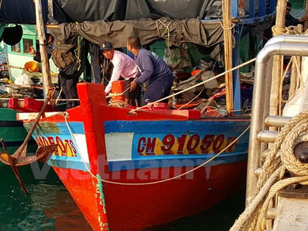 Cảnh sát Thái Lan bắt giữ một tàu cá Việt Nam hồi tháng Tư vừa qua. (Ảnh: Vietnam+) Cảnh sát biển Thái bắt giữ 2 tàu cá cùng 9 thủy thủ Việt Nam ảnh 1