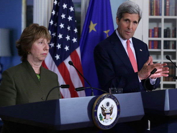 Ngoại trưởng Mỹ John Kerry và Cao ủy Liên minh châu Âu phụ trách chính sách an ninh và đối ngoại Catherine Ashton. (Nguồn: AFP/TTXVN) Nga phải đối mặt với các biện pháp trừng phạt theo lĩnh vực ảnh 1