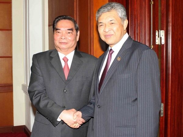 Thường trực Ban Bí thư Lê Hồng Anh tiếp Phó Chủ tịch UMNO Dato’ Seri Dr. Ahmad Zahid Hamidi. (Ảnh: Phương Hoa/TTXVN) Đoàn cấp cao Đảng UMNO Malaysia thăm Việt Nam ảnh 1