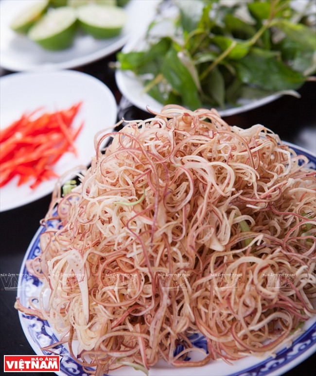 Nộm hoa chuối một món ăn chốn vườn quê và dân dã ảnh 4