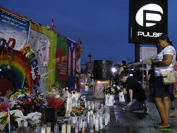 Tưởng niệm một năm xảy ra vụ xả súng kinh hoàng tại Orlando ảnh 1